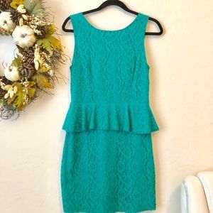 Bisou Bisou V-cut back shift lace dress size 8